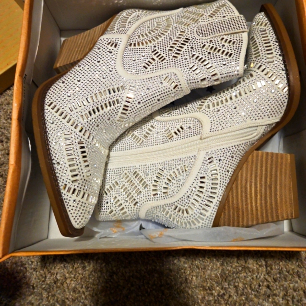 Very g maze white silver booties size 8.5